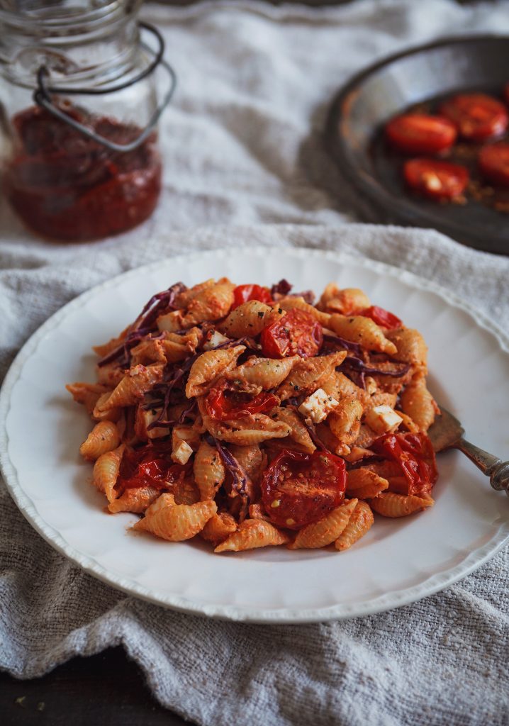 Salade de pâtes, sauce crémeuse aux tomates séchées & chou rouge