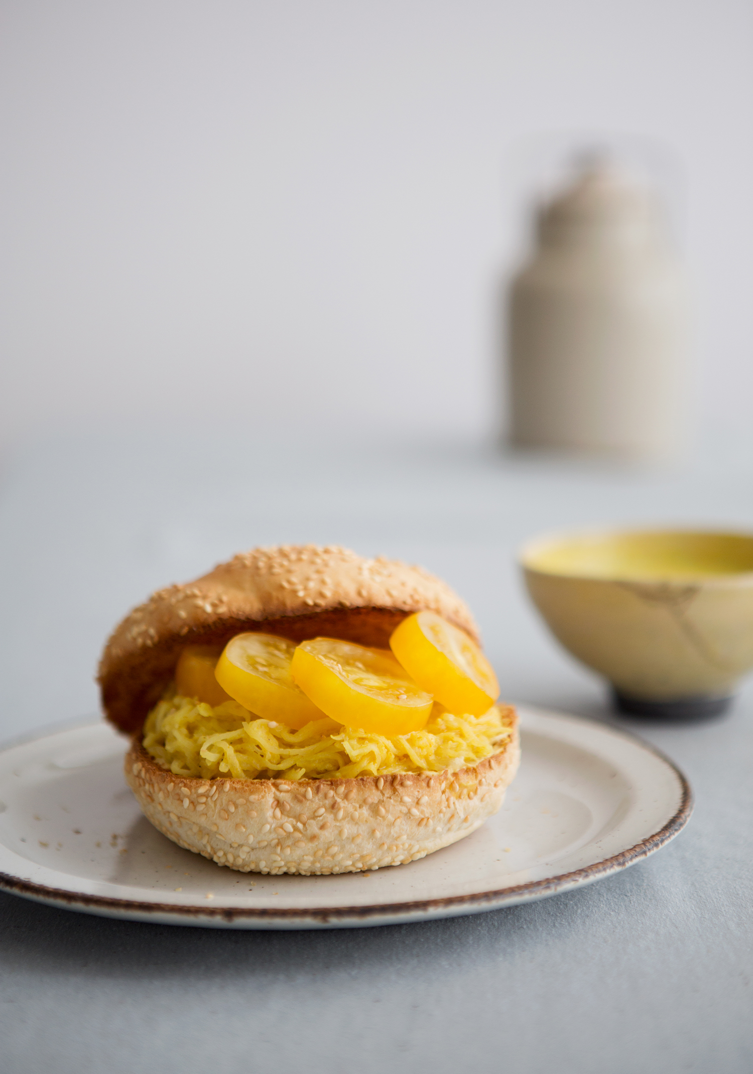 Warm coconut milk & tomato spaghetti squash sandwich - Trois fois par jour