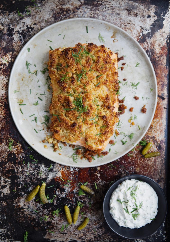 Saumon en croûte & sauce aux cornichons