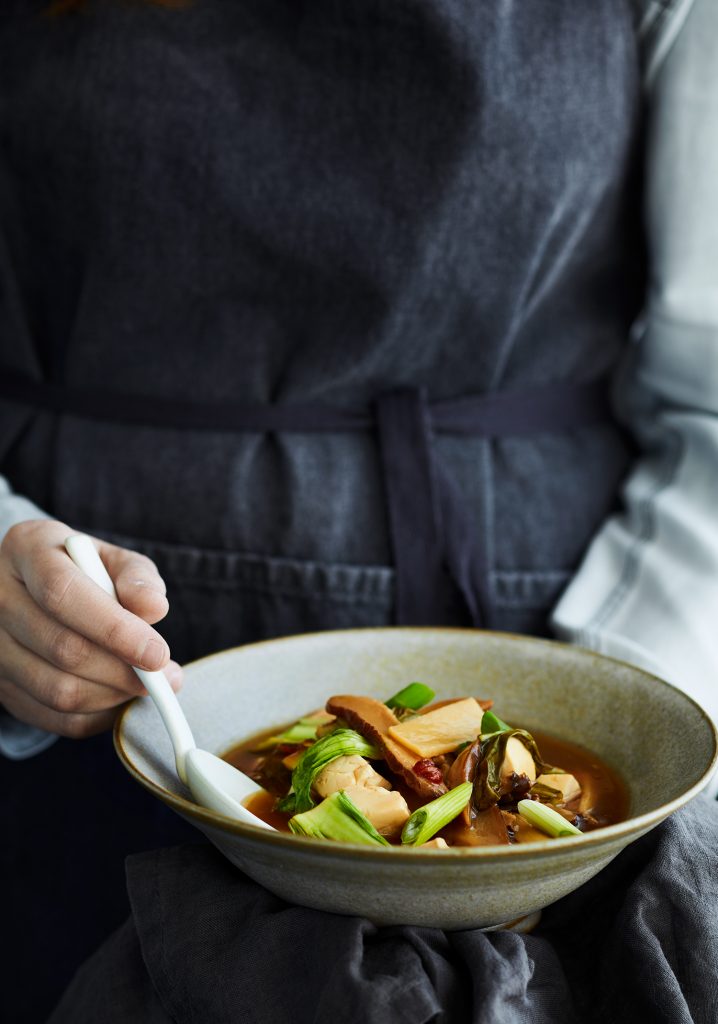 Soupe aigre et piquante au tofu, aux shiitakes & aux pousses de bambou