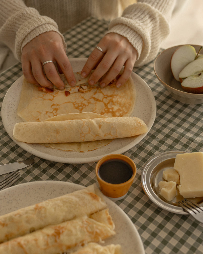 Apple, cheddar & bacon filled crêpes