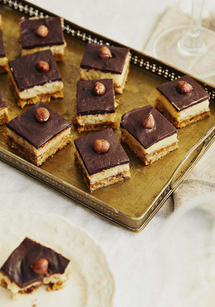 Carrés au caramel, au chocolat & aux noisettes