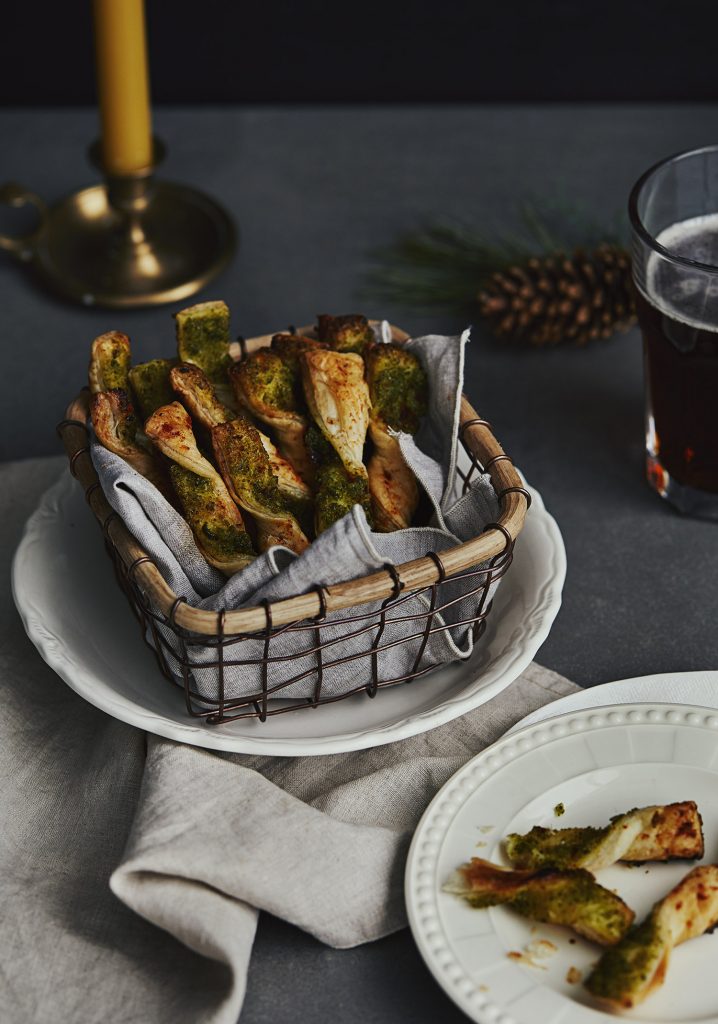 Pailles feuilletées aux cornichons sucrés