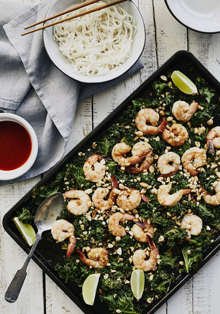 Plaque de crevettes et de kale à la sauce soya, à l’orange & à la lime