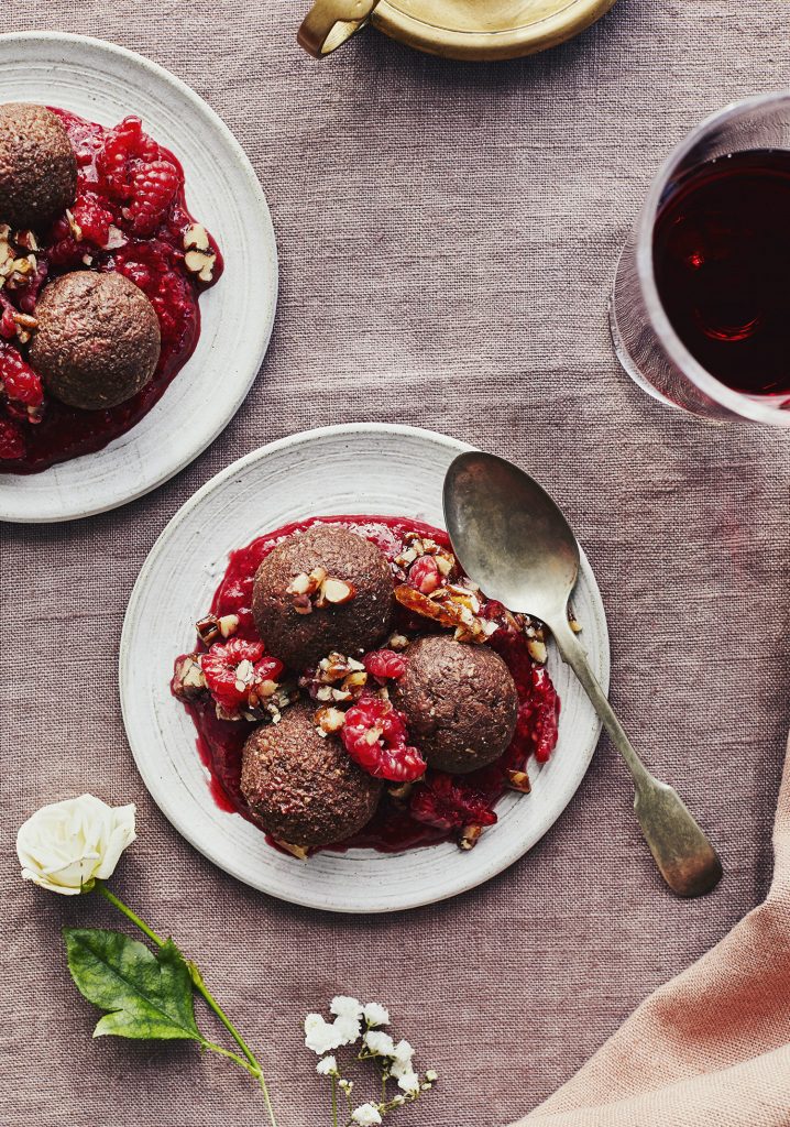 Boules d’énergie chocolatées aux pacanes & coulis de framboises