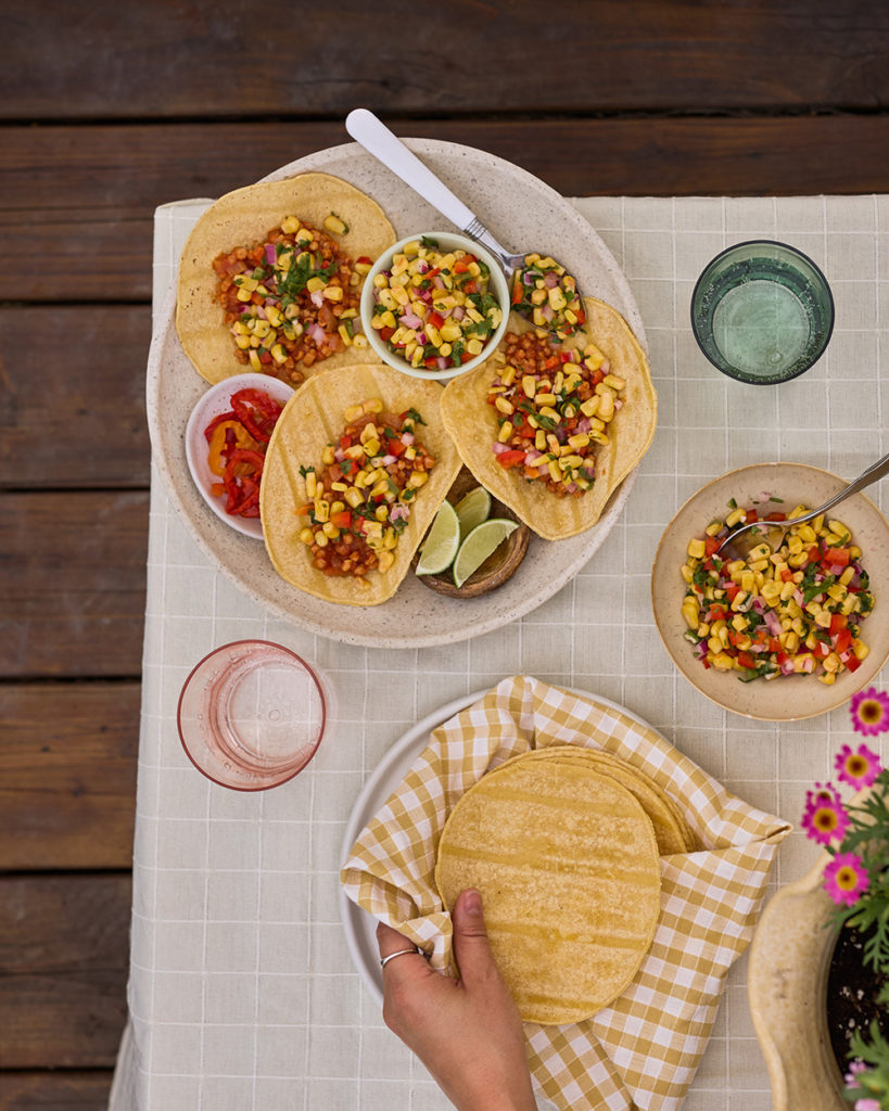 TACOS À LA PROTÉINE VÉGÉTALE AVEC SALSA MULTICOLORE
