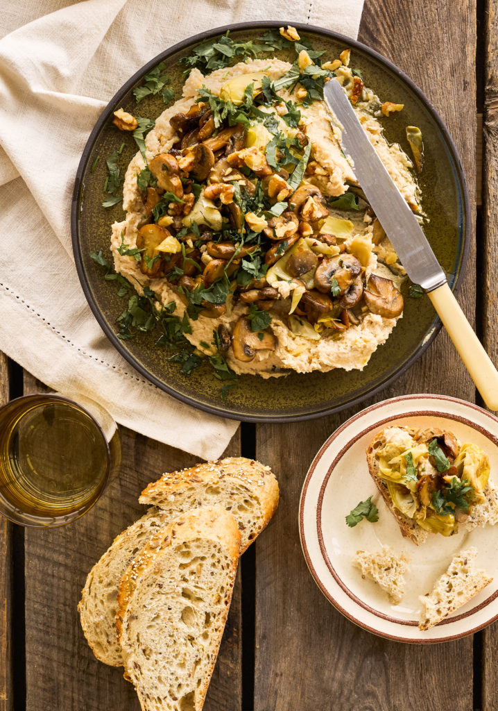 Purée d’haricots blancs avec champignons, artichauts et herbes