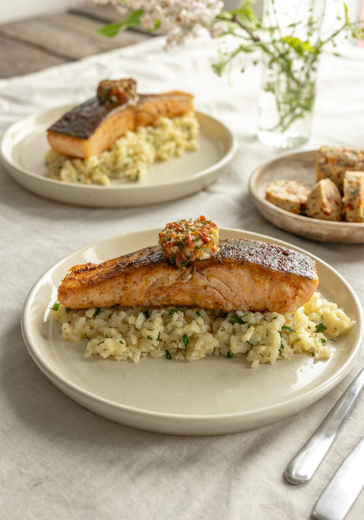 SAUMON GRILLÉ, BEURRE COMPOSÉ & RISOTTO AU CITRON ET AUX HERBES