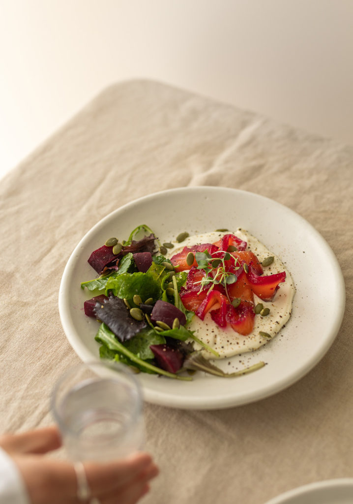 GRAVLAX DE SAUMON À LA BETTERAVE & CRÈME AU FROMAGE