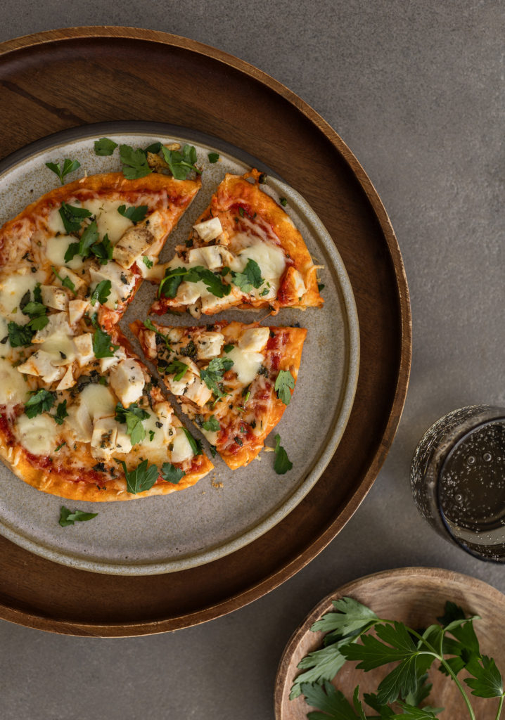 PIZZA TAPENADE DE POIVRONS, POULET & BOCCONCINIS