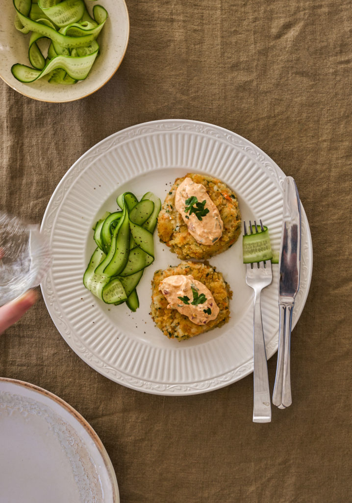 GALETTES DE SAUMON, CREVETTES & YOGOURT CRÉMEUX AUX TOMATES