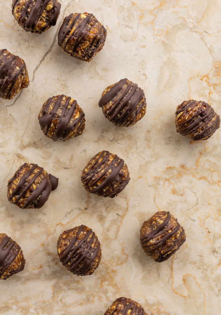 Boule d’énergie à l’orange, aux canneberges & au chocolat noir