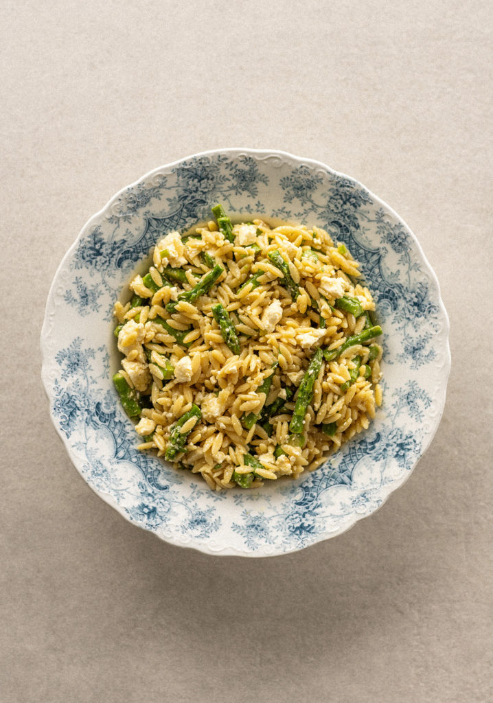 Salade d’orzo aux asperges, feta & parmesan
