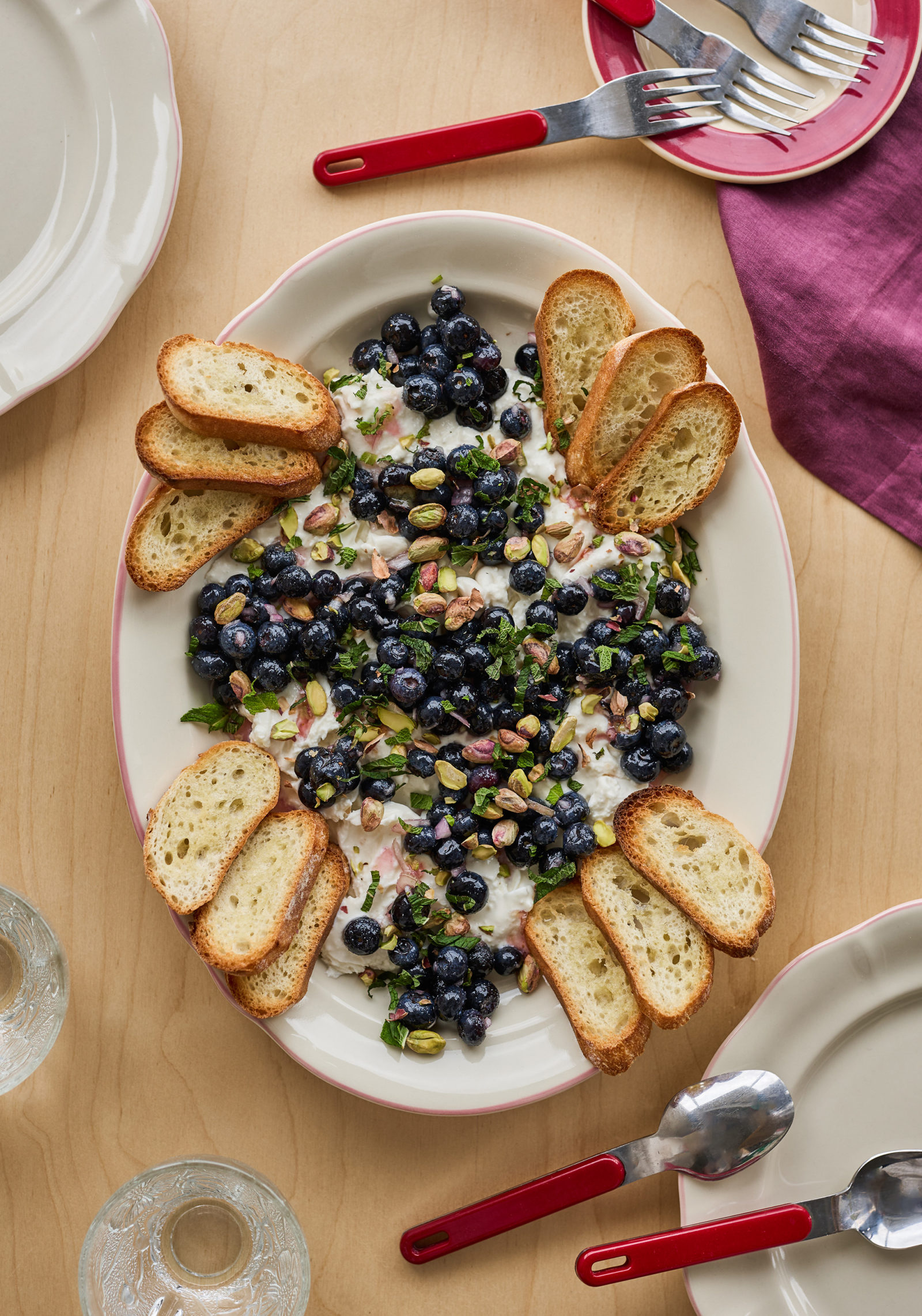 BRUSCHETTA DE BLEUETS SUR BURRATA