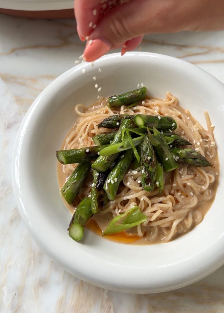 Nouilles froides asiatiques crémeuses aux asperges & sésame