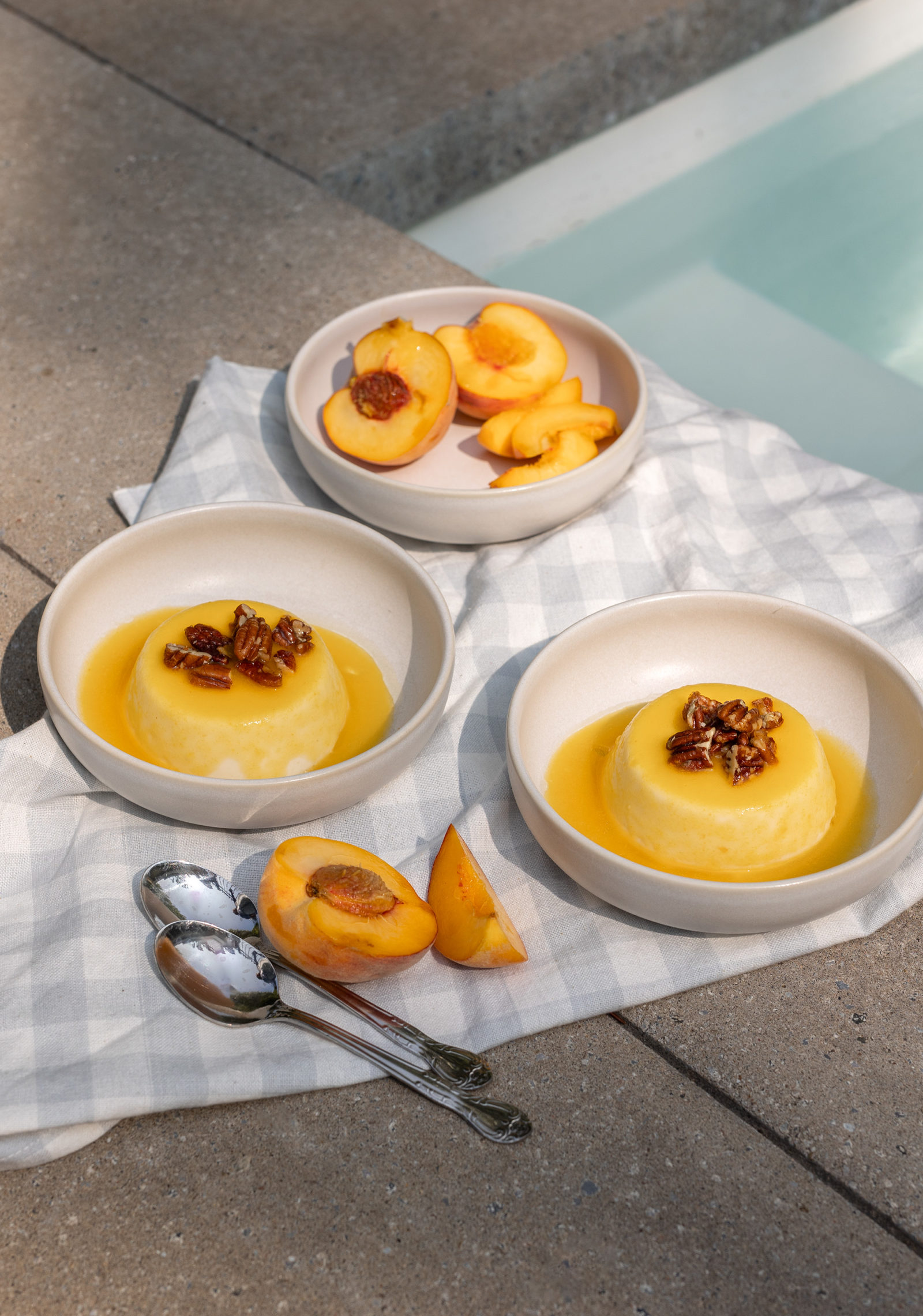 PANNA COTTA À LA PÊCHE & PACANES CARAMÉLISÉES