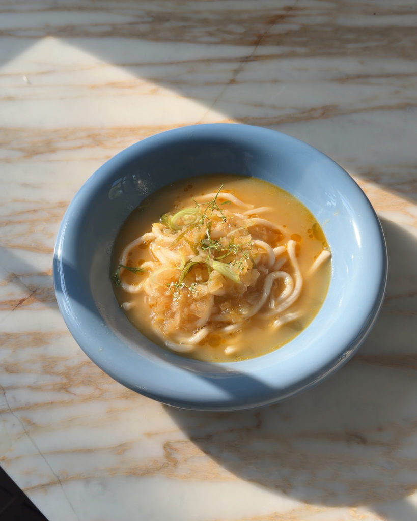Soupe aux oignons caramélisés, pommes & nouilles