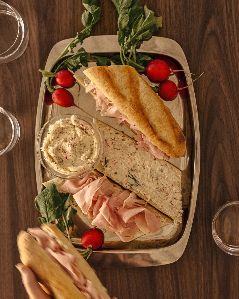 SANDWICH JAMBON-BEURRE AUX RADIS ET À L’ANETH