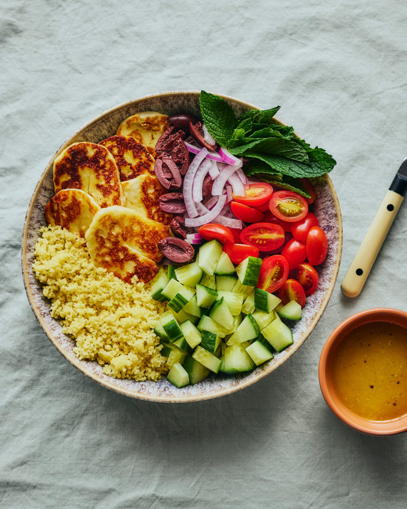 SALADE DE COUSCOUS MÉDITERRANÉENNE AVEC HALLOUMI GRILLÉ